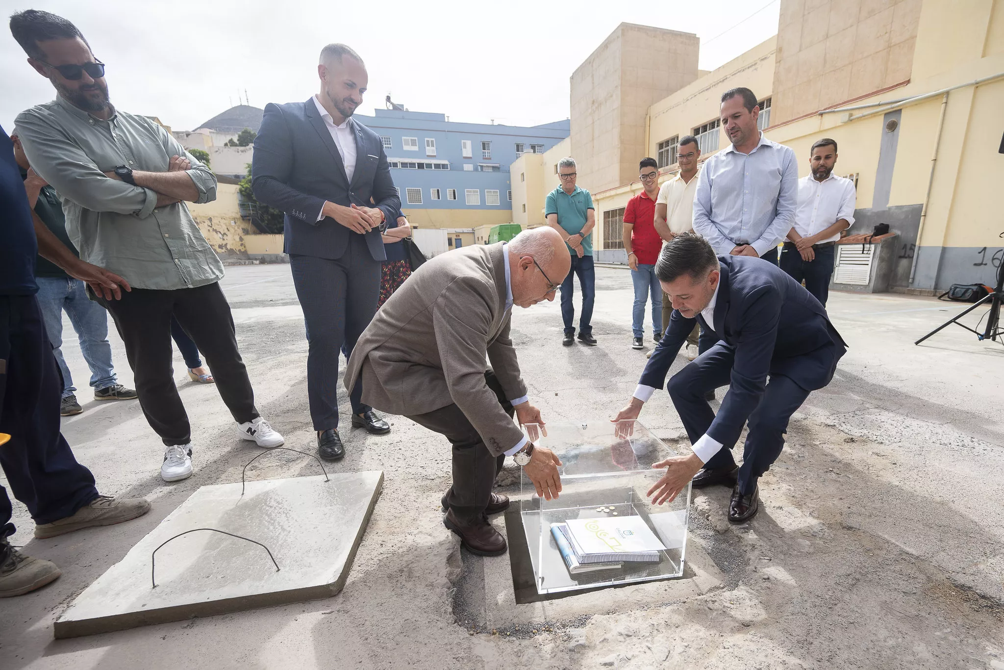 Colocación de la primera piedra del edificio de aparcamientos en el IES Saulo Torón. AYUNTAMIENTO DE GÁLDAR
