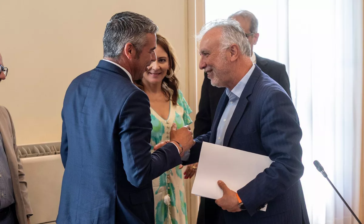 Ángel Víctor Torres (derecha) saluda al consejero de Agricultura, Ganadería y Pesca del Gobierno de Canarias./ CEDIDA