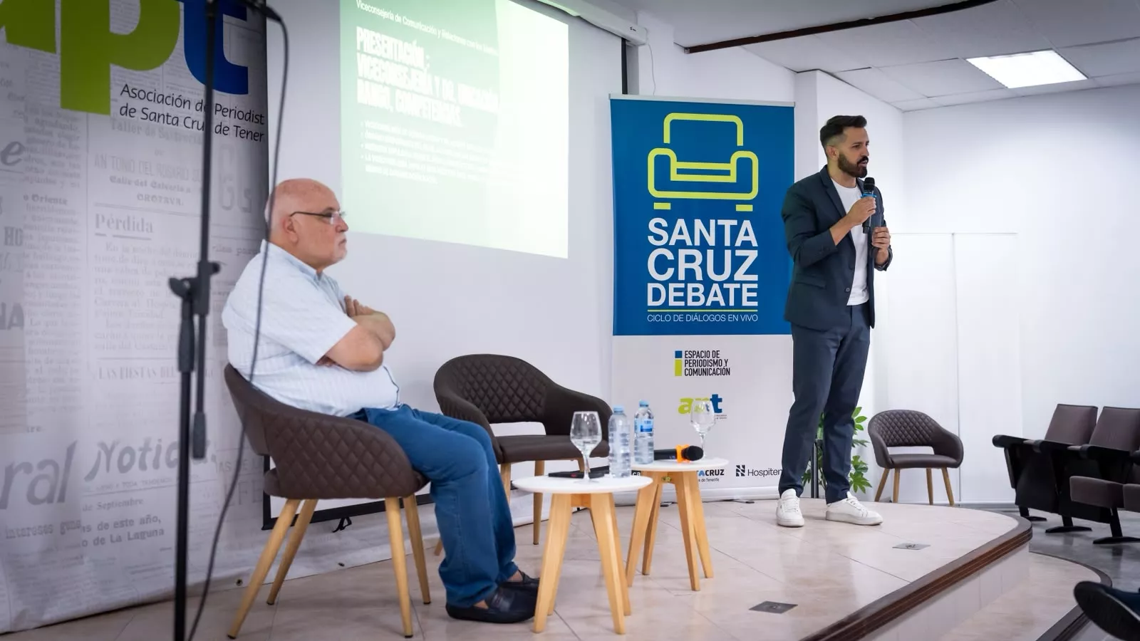 El viceconsejero de Comunicación de Canarias, Jonathan Domínguez, presenta el primer Mapa de Medios de las islas./ CEDIDA