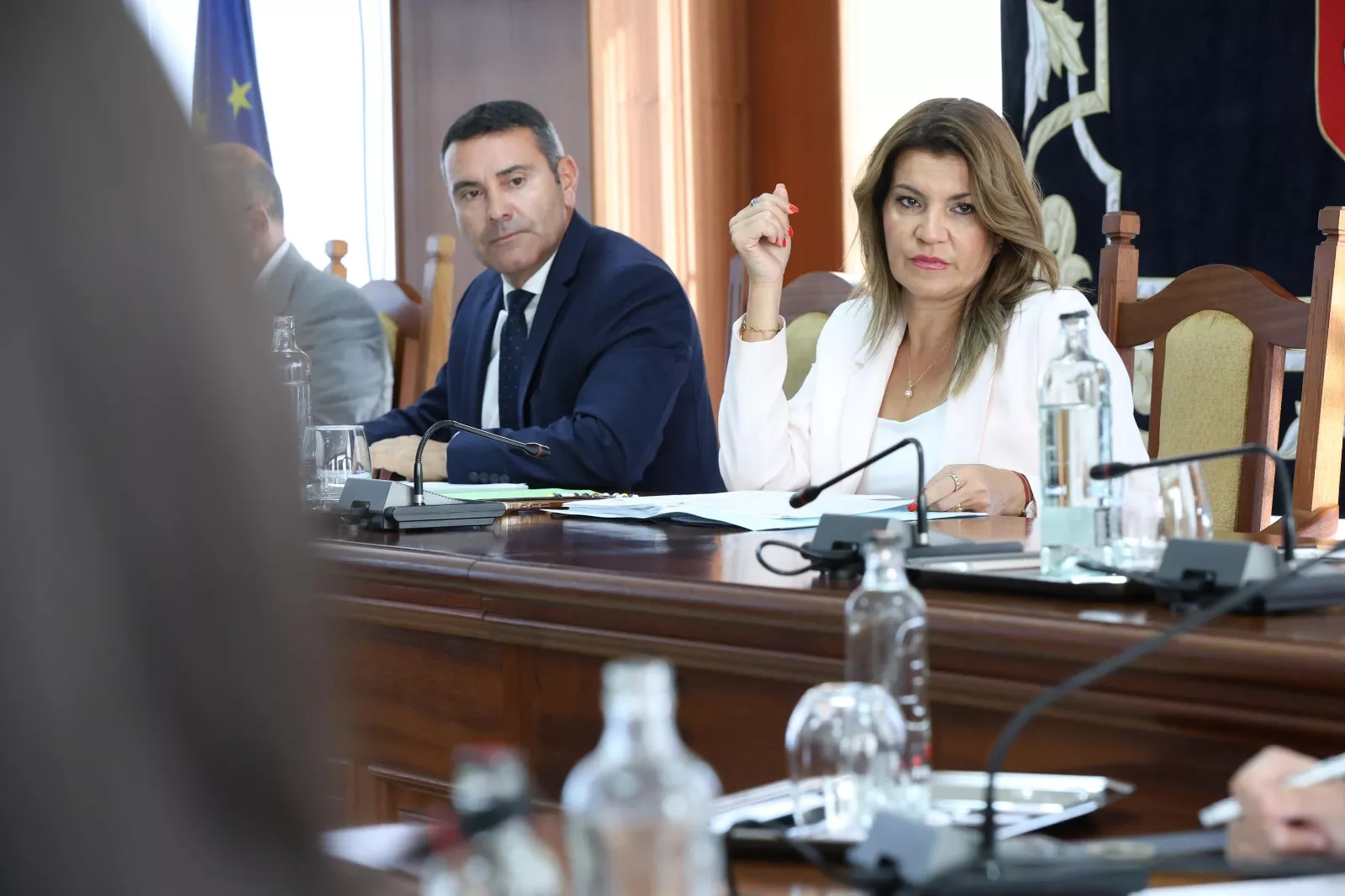 El presidente de Lanzarote, Oswaldo Betancort, y la vicepresidenta, María Jesús Tovar, en el pleno extraordinario de julio./ CEDIDA