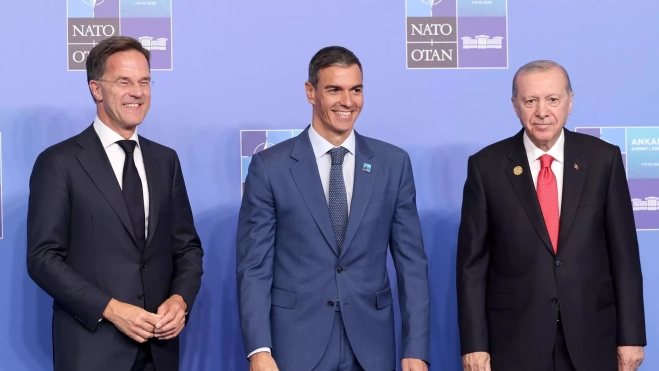 Mark Rutte, Pedro Sánchez y Recep Tayyip Erdogan, durante la cumbre de la OTAN celebrada la semana pasada en Ankara. / GEORGI LICOVSKI-EFE Mark Rutte, Pedro Sánchez y Recep Tayyip Erdogan, durante la cumbre de la OTAN celebrada la semana pasada en Ankara. / GEORGI LICOVSKI-EFE