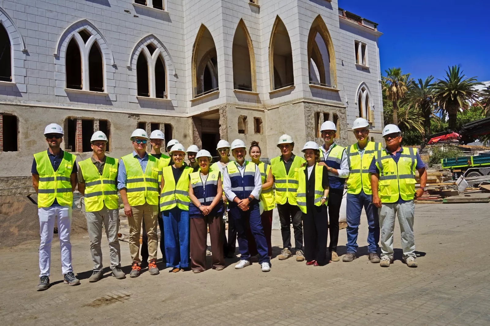 En el centro de la imagen, el alcalde de Santa Cruz, José Manuel Bermúdez, y la presidenta del Cabildo de Tenerife, Rosa Dávila, visitan el parque Viera y Clavijo./ CEDIDA