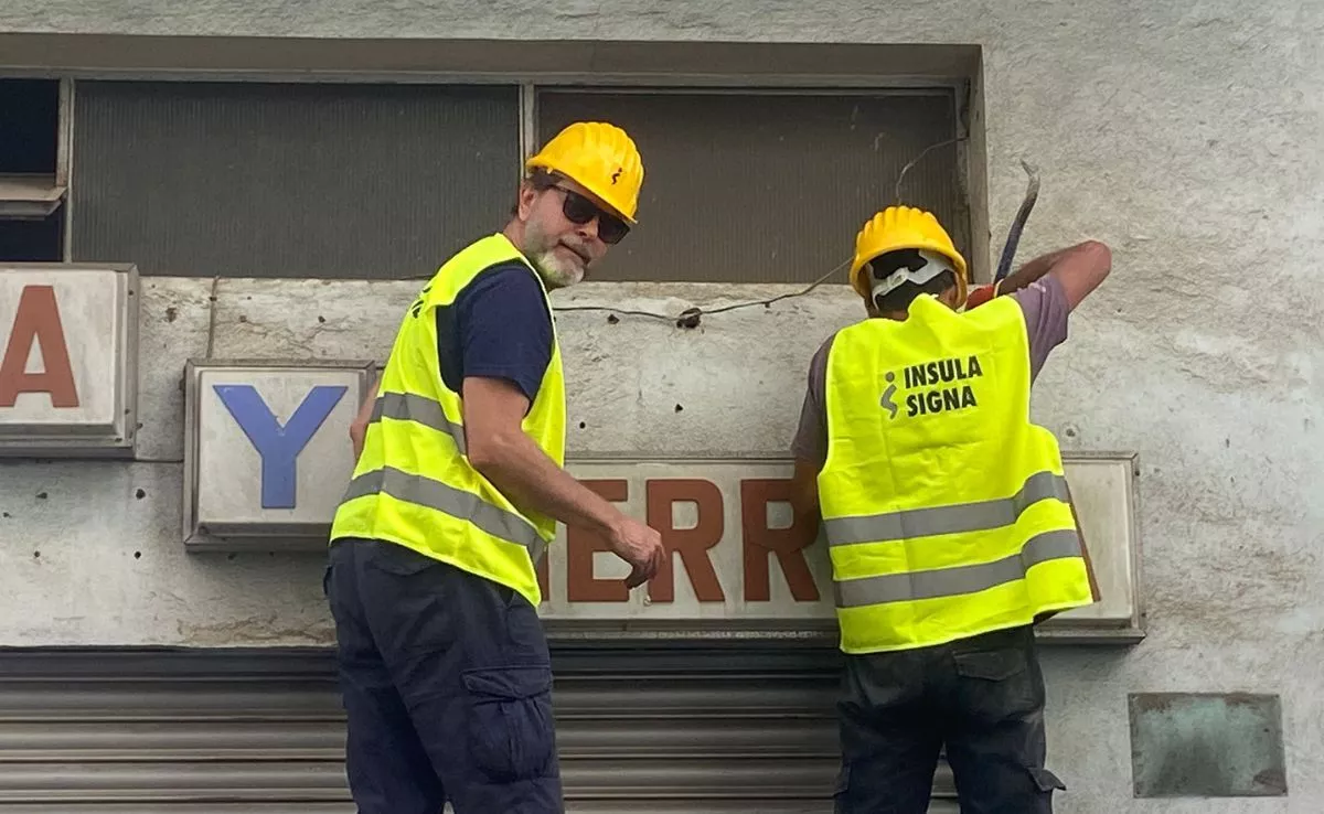 Voluntarios de Ínsula Sigma durante la retirada de un cartel |INSULASIGMA