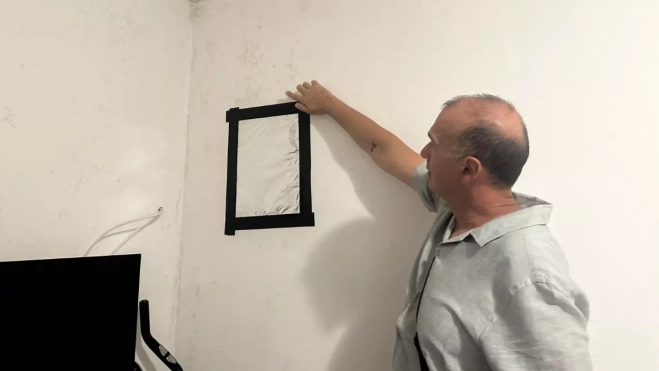 Eduardo Padrón señala las humedades de su casa / MARCOS MORENO - ATLÁNTICO HOY Eduardo Padrón señala las humedades de su casa / MARCOS MORENO - ATLÁNTICO HOY