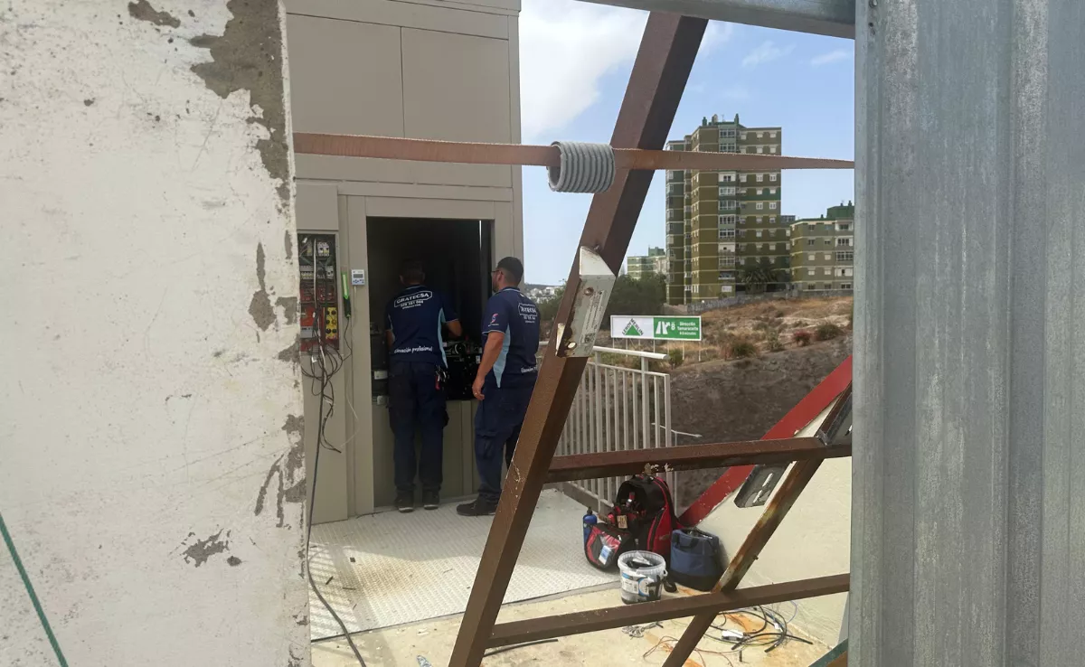 Operarios trabajando en el edificio 14 / MARCOS MORENO - ATLÁNTICO HOY