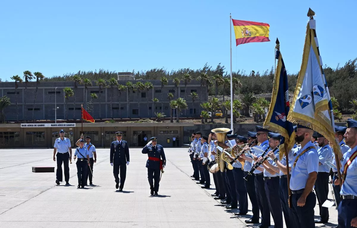 El general Vidal pasa revista a la Fuerza acompañado del coronel Abós. MACAN