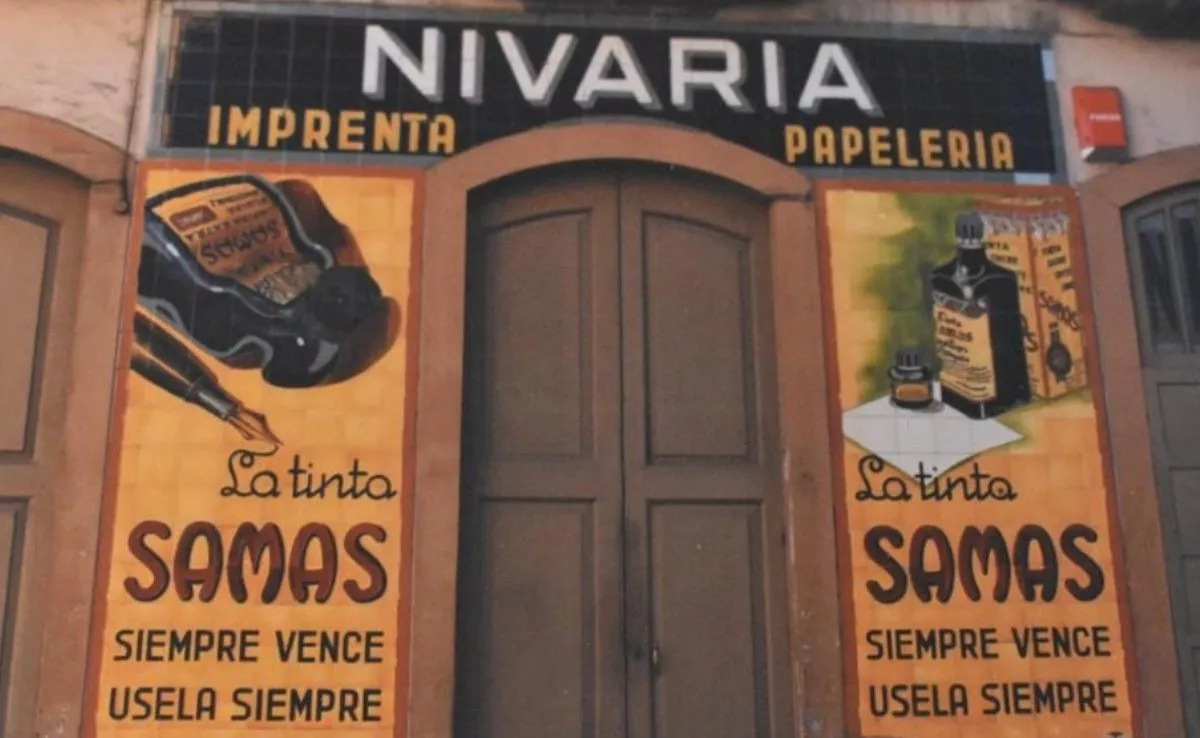 Mosaico en la fachada de la imprenta papelería Nivaria |REDES