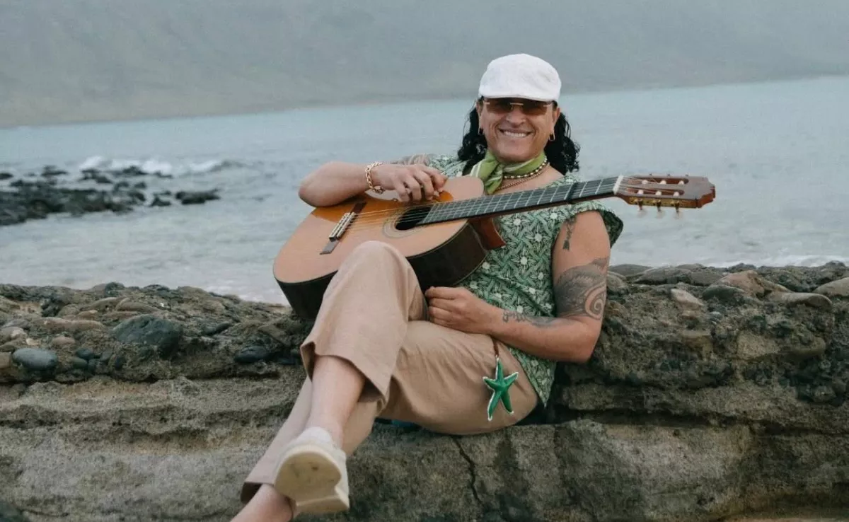 Elvis Crespo con su guitarra en el videoclip de 'La Graciosa' de Quevedo./ QUEVEDO