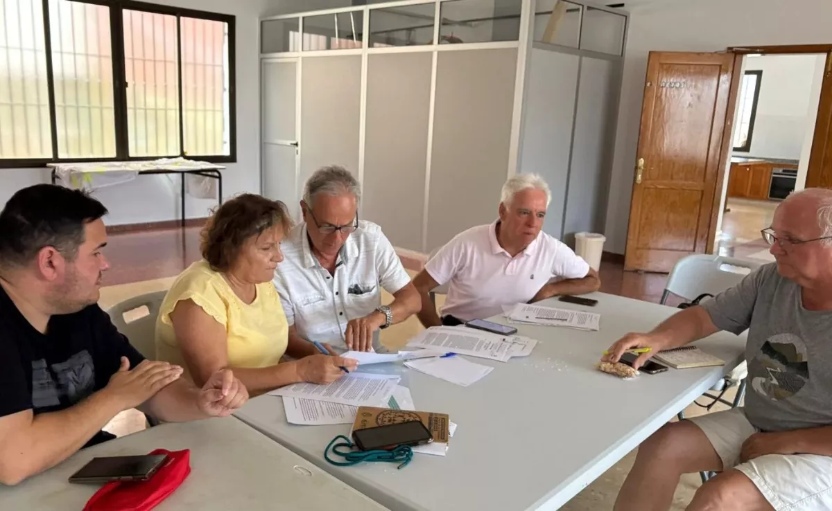 Representantes de las asociaciones ciudadanas contra la planta de gas propano en Salinetas (Telde)./ CEDIDA