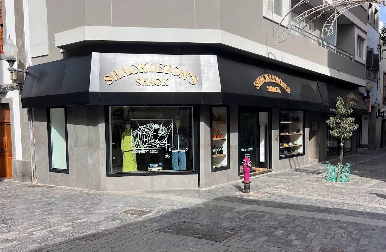 El comercio afectado es Shackleton's Shack, una tienda de ropa situada en la calle Travieso de Las Palmas de Gran Canaria. AH
