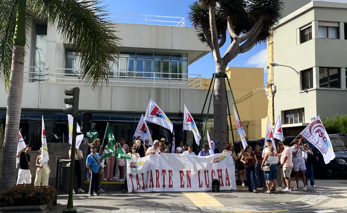 Personal de la residencia de Taliarte manifestándose frente al Cabildo de Gran Canaria / ARIADNA MARTÍNEZ - ATLÁNTICO HOY
