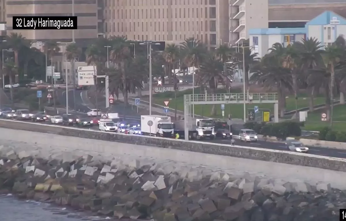 Un reventón de goma bloquea la GC-1 hacia Las Palmas de Gran Canaria. POLICIA LOCAL
