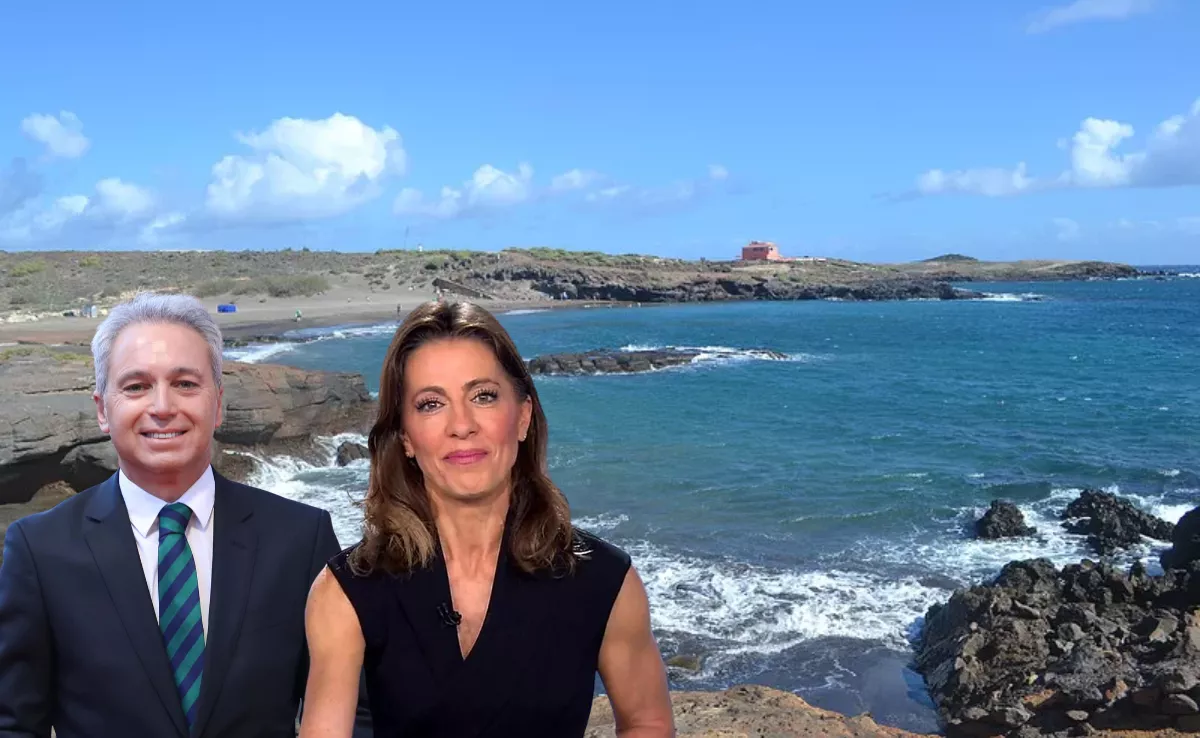 Vicente Vallés y Ángeles Blanco, de fondo la playa de Abades / AH