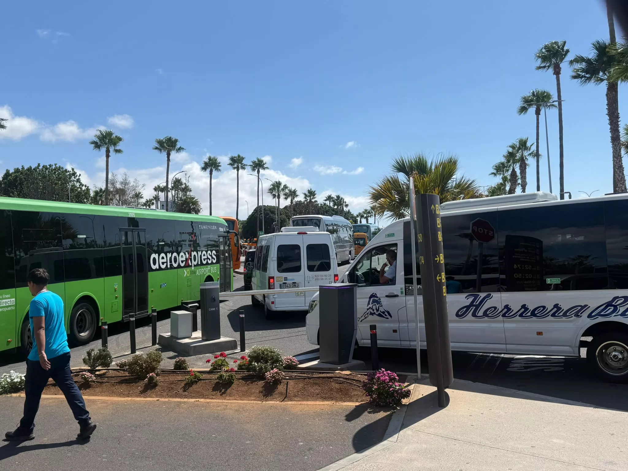 Colapso de guaguas en el Aeropuerto Tenerife Sur. CEDIDA