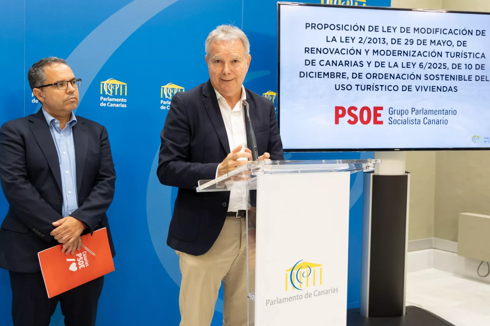 El portavoz del PSOE en el Parlamento, Sebastián Franquis, durante la rueda de prensa. PSOE