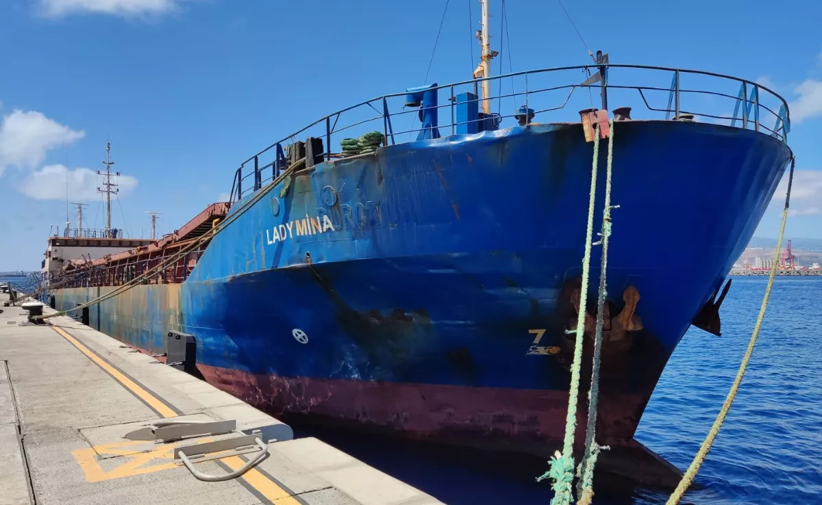 El buque 'Lady Mina', con una avería en el motor y la tripulación abandonada por el armador, permanece atracado en el Puerto de Las Palmas. / M. REYES