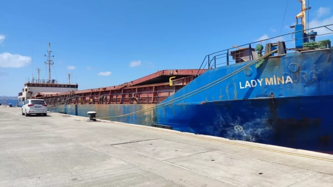 El 'Lady Mina', atracado en el muelle Nelson Mandela, en el Puerto de Las Palmas. / M. REYES