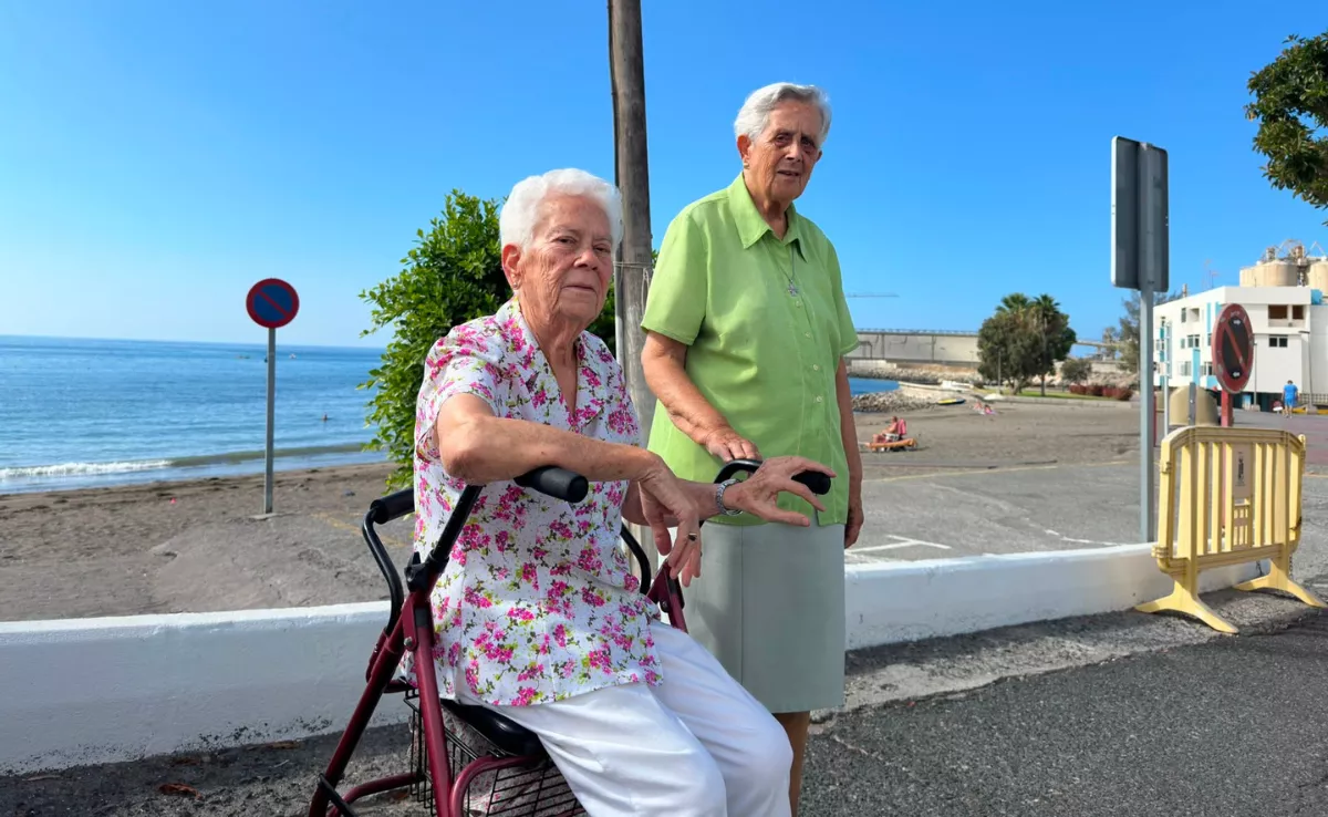 Pilar Martín (izq.) y Esther Pérez (dcha.) en la playa de El Pajar / ATLÁNTICO HOY - MARCOS MORENO