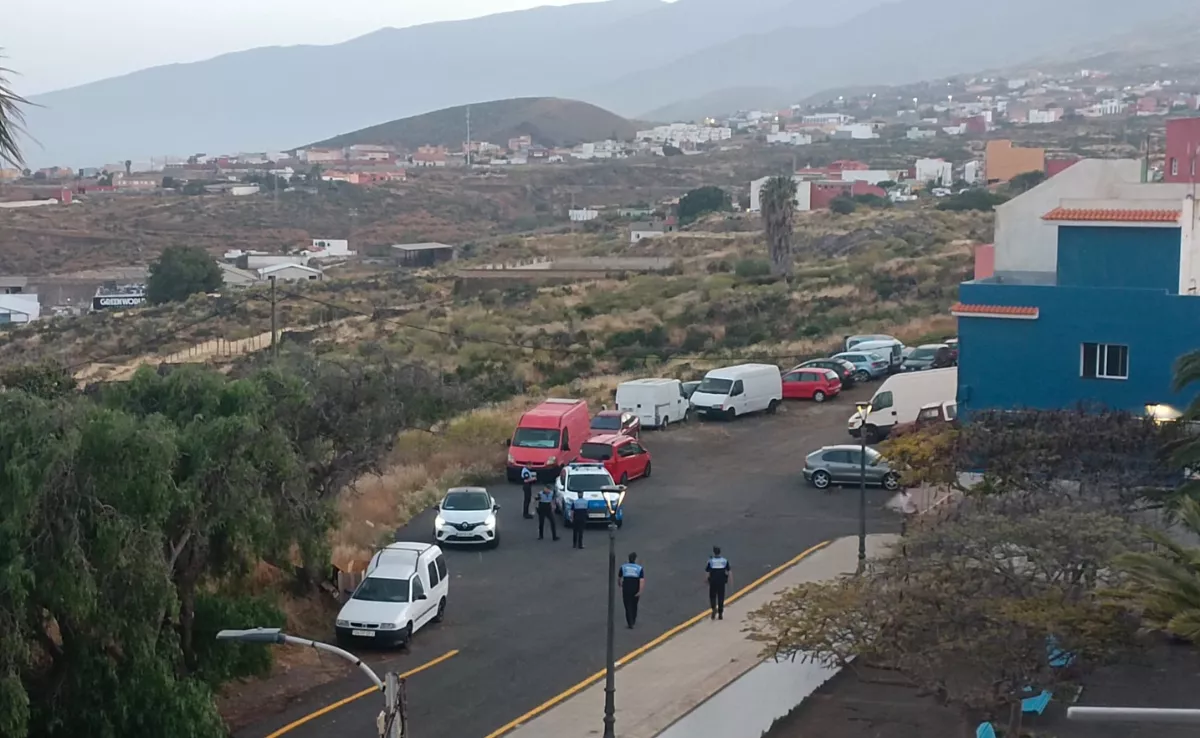 Intervención policial en la asociación de vecinos Guacimara, en La Gallega, tras ser denunciada por vecinos./ CEDIDA