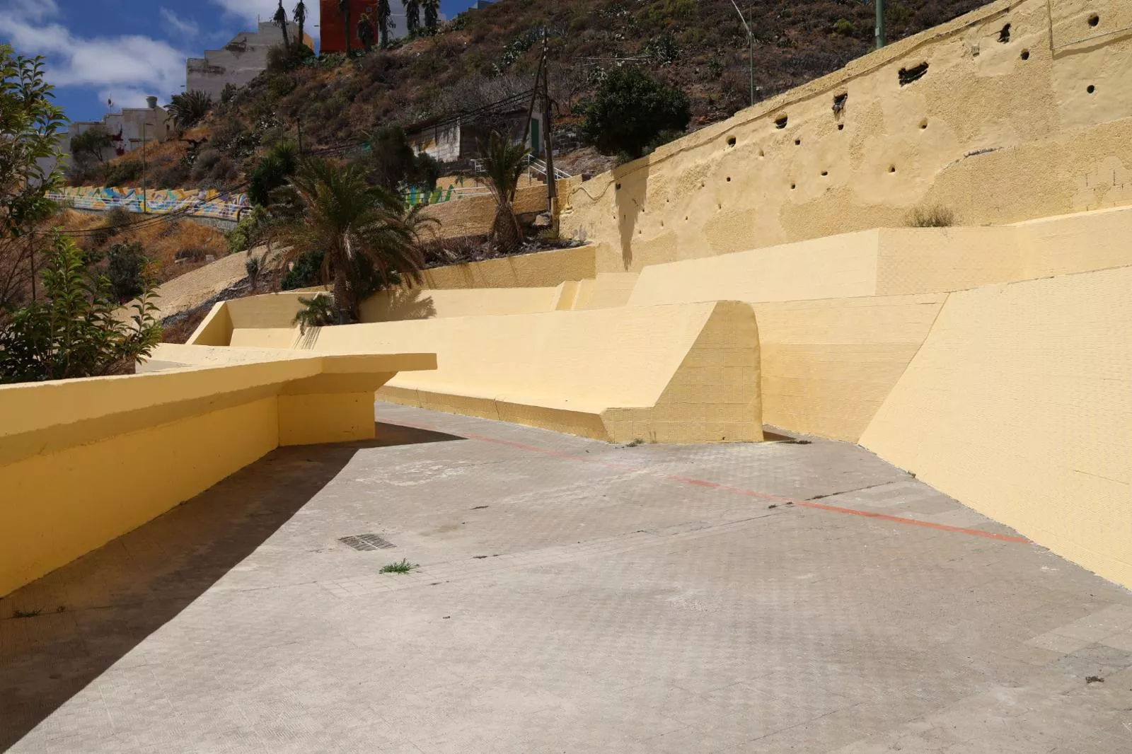 El Ayuntamiento mejora la imagen urbana de El Batán con la rehabilitación de muros y espacios públicos. AH