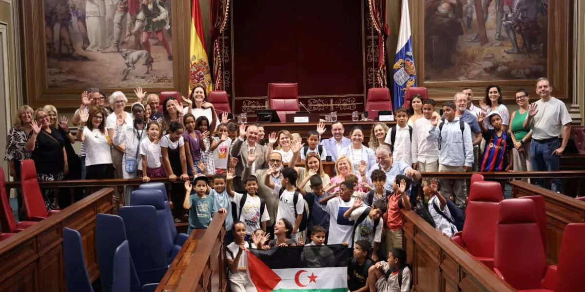 El Parlamento de Canarias recibe a los niños y niñas saharauis del programa “Vacaciones en Paz 2026” / PARLAMENTO DE CANARIAS