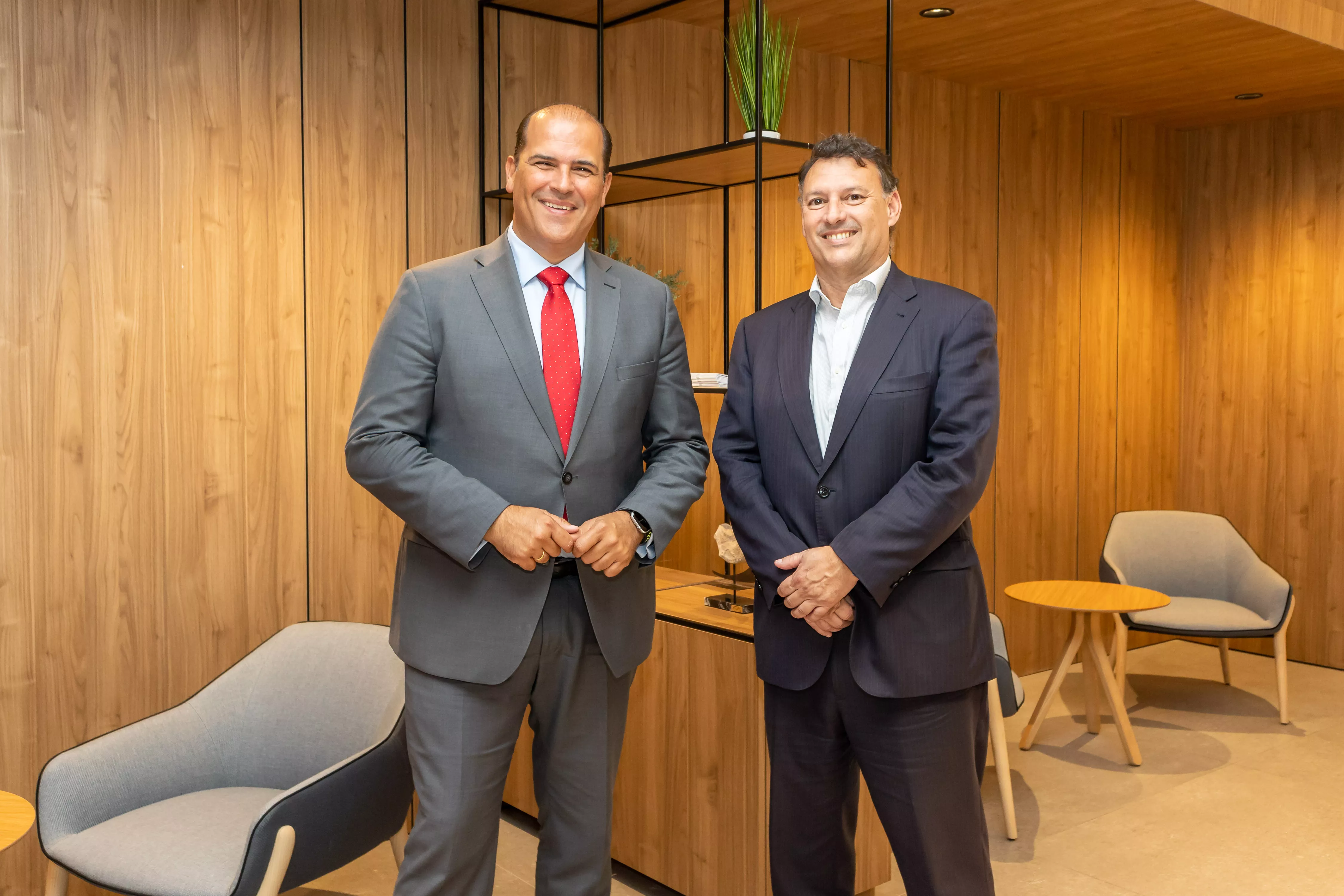 Manuel Afonso, director territorial de CaixaBank, y Andrés Calvo, presidente de AvalCanarias. AH