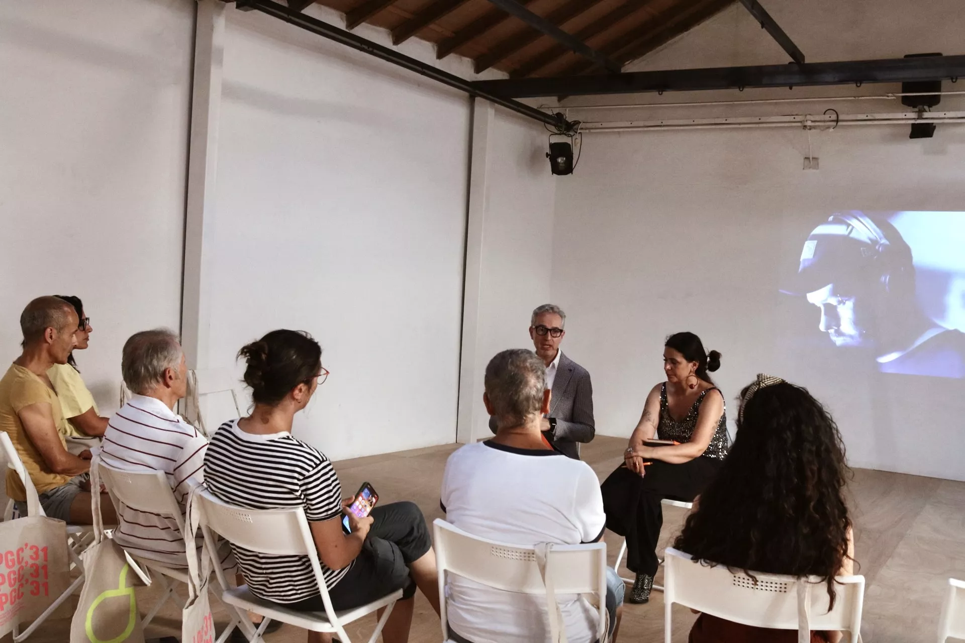 La reunión con el sector cultural gomero se celebró en la Unidad DAD, antiguo Centro Coreográfico de La Gomera, en San Sebastián. Imagen Thalía Padilla.