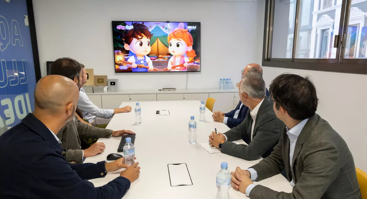 El ministro de Política Territorial, Ángel Víctor Torres(2d), ha visitado este jueves en Las Palmas de Gran Canaria las instalaciones de Amuse Amation / EFE - Quique Curbelo