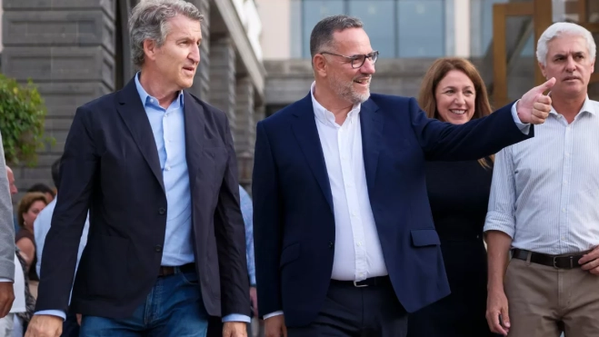 Poli Suárez junto a Feijóo durante su presentación como candidato / EFE - ÁNGEL MEDINA G.