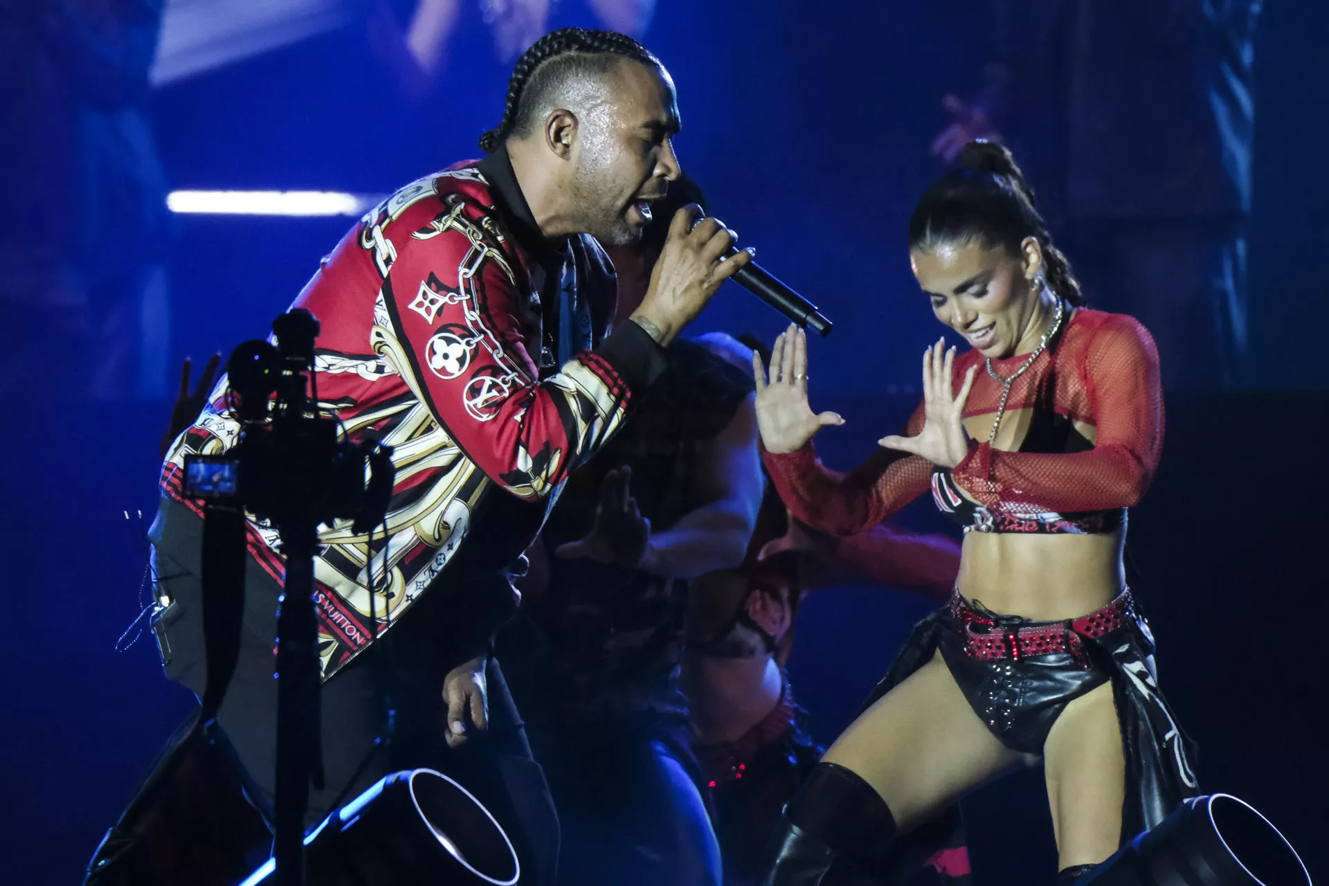 El cantante puertorriqueño Don Omar durante su actuación este jueves en el festival Cook Music Fest en Santa Cruz de Tenerife. / ALBERTO VALDÉS-EFE