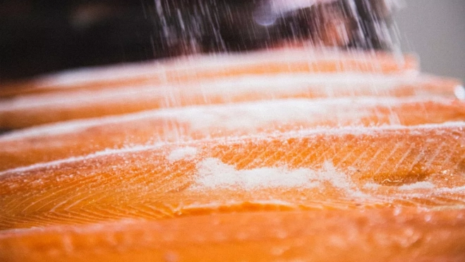 Proceso de elaboración del salmón ahumado, producto estrella de la marca. CEDIDA Proceso de elaboración del salmón ahumado, producto estrella de la marca. CEDIDA