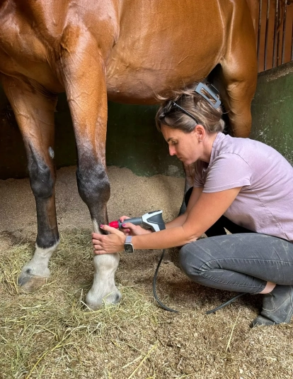 Lisa González, veterinaria experta en fisioterapia equina. AH Lisa González, veterinaria experta en fisioterapia equina. AH