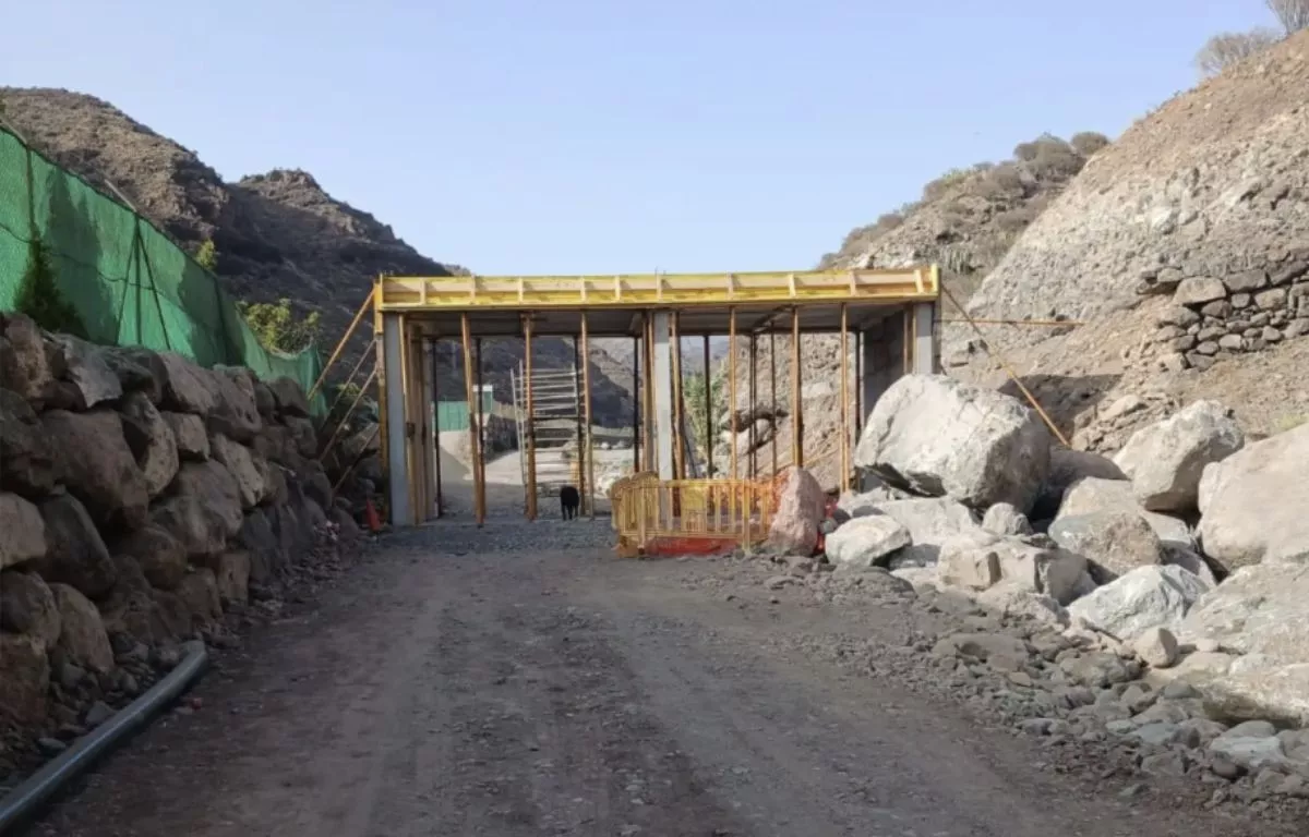 Construcción de un puente en el acceso a la playa del barranco de Veneguera, dentro del Parque Rural del Nublo. CEDIDA
