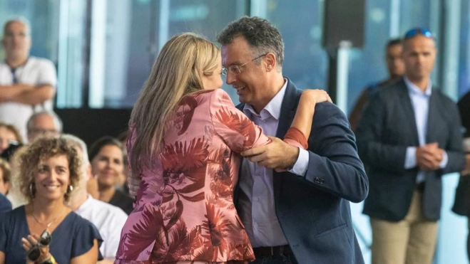 Carmen Pérez, candidata a la alcaldía de Santa Cruz para 2027, y Carlos Tarife, actual primer teniente de alcalde, se funden en un abrazo |EFE