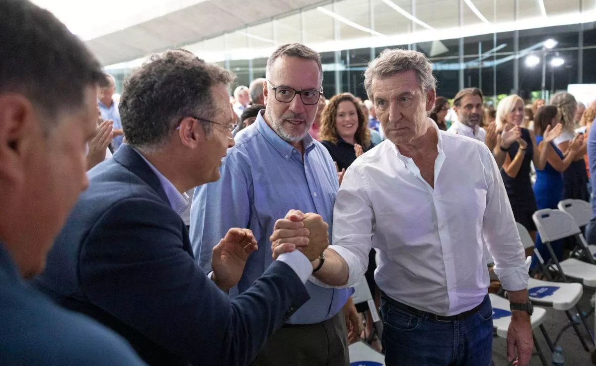Núñez Feijóo, líder nacional del PP, saluda a Carlos Tarife, primer teniente de alcalde, durante la presentación de la candidatura 2027 |EFE