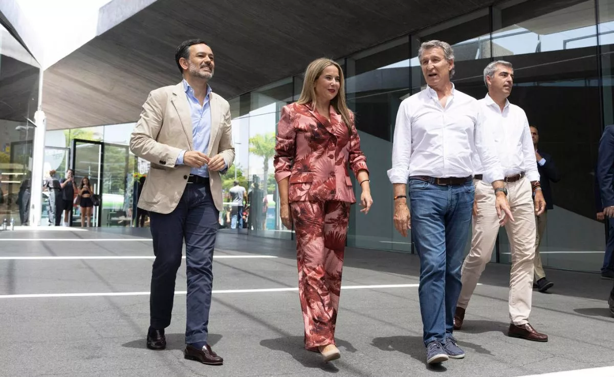 Alberto Núñez Feijóo junto a Carmen Pérez, candidata al Ayuntamiento de Santa Cruz 2027, y a Manuel Dominguez y Lope Afonso, presidentes del PP autonómico y tinerfeño respectivamente | EFE