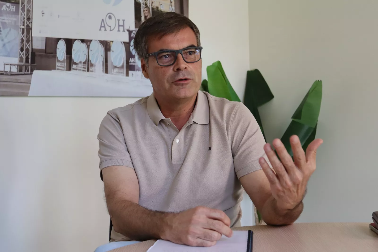 El diputado del Grupo Popular en el Parlamento de Canarias, Fernando Enseñat, en una entrevista en Atlántico Hoy. / AINOHA CRUZ