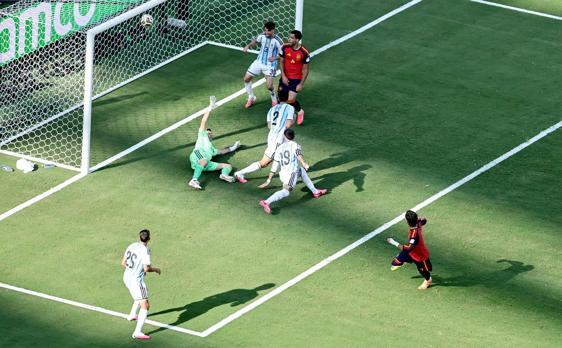 Ferran Torres marca el gol que le da a España su segundo Mundial, durante la final disputada contra Argentina./ EFE/EPA/ RONALD WITTEK