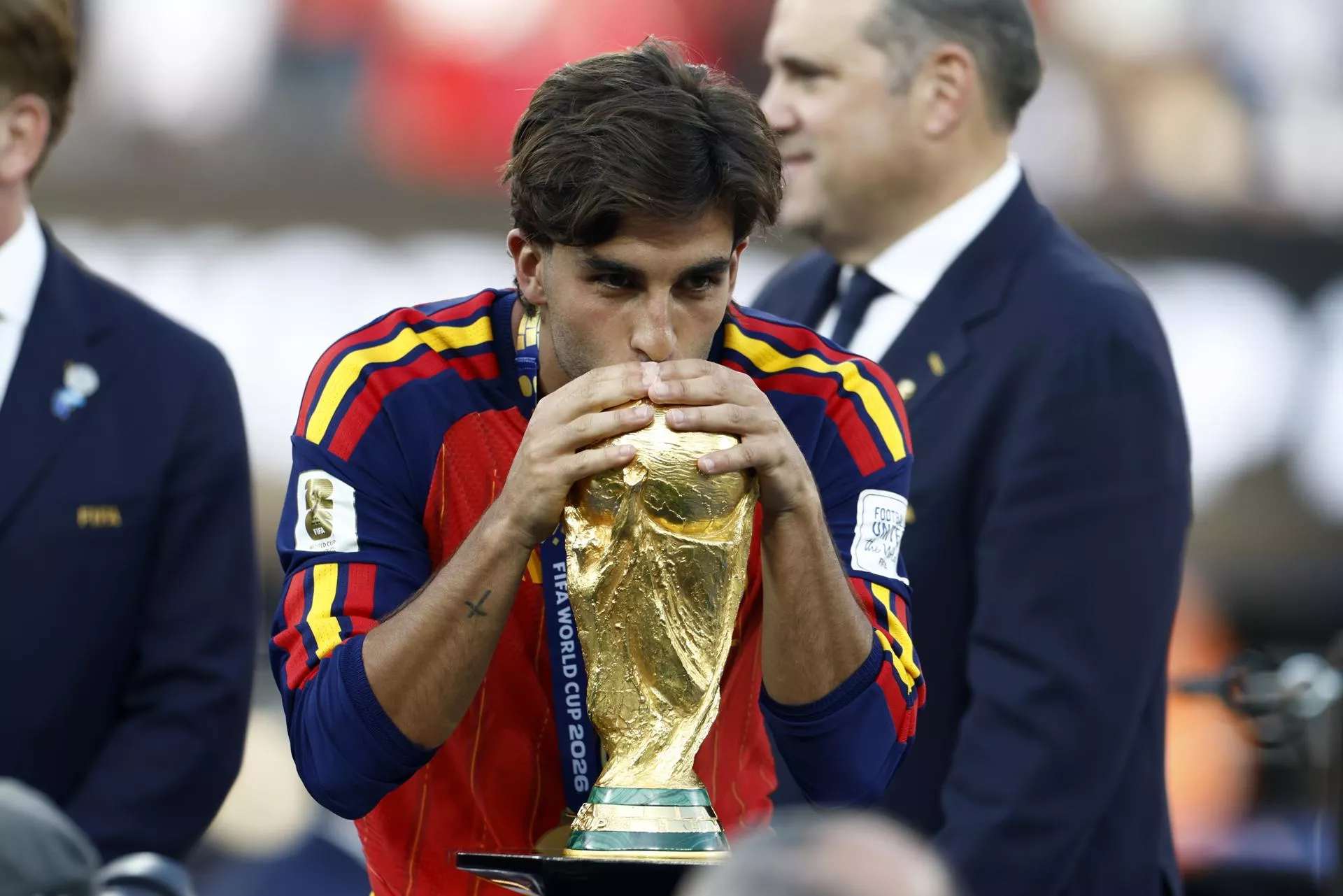 Ferran Torres besa la copa del Mundo tras ganar a Argentina./ EFE/EPA/WILL OLIVER Ferran Torres besa la copa del Mundo tras ganar a Argentina./ EFE/EPA/WILL OLIVER