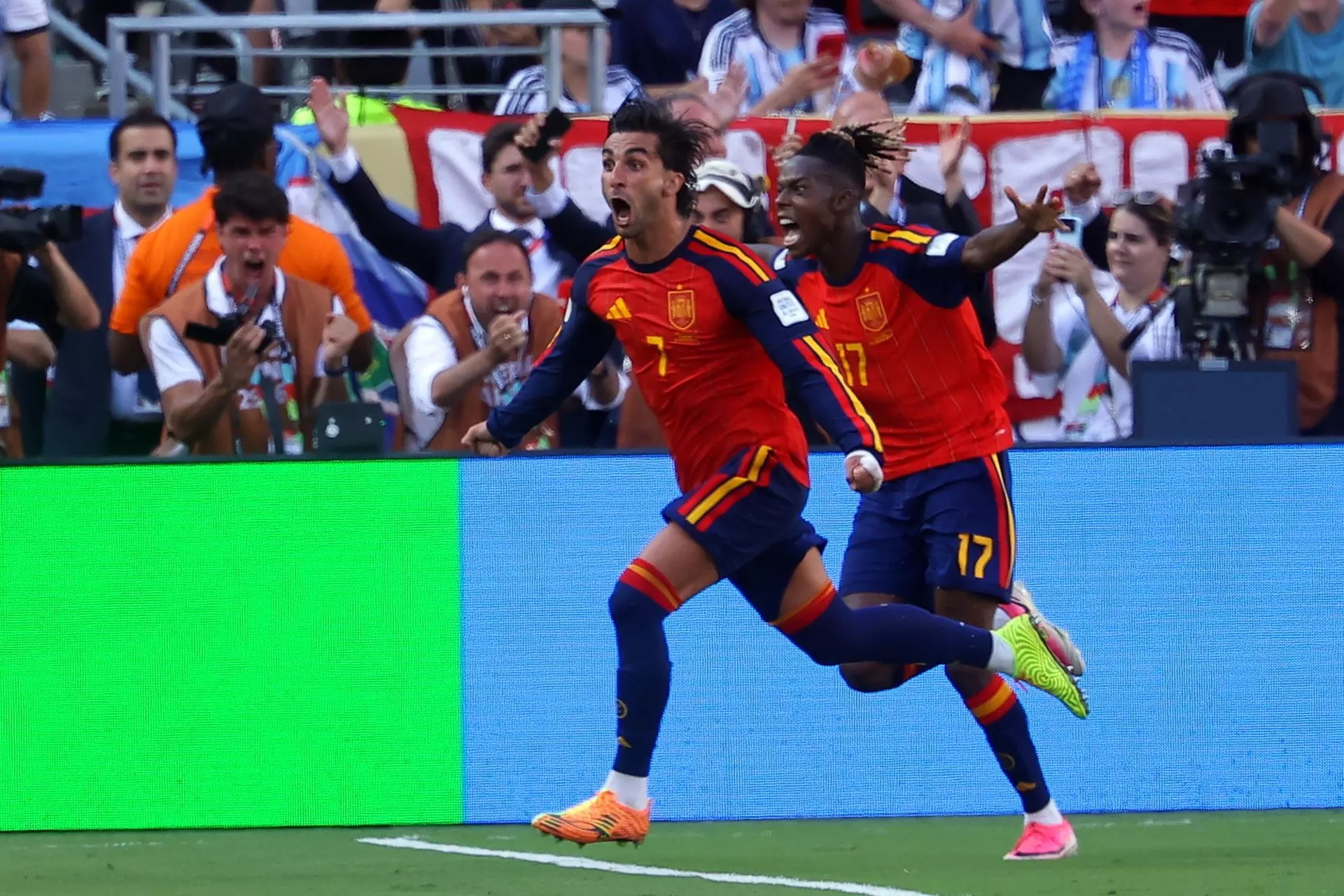 Ferran Torres y Nico Williams (d) celebran el gol de España en la final del Mundial./EFE/EPA/CHRISTOPHER NEUNDORF Ferran Torres y Nico Williams (d) celebran el gol de España en la final del Mundial./EFE/EPA/CHRISTOPHER NEUNDORF