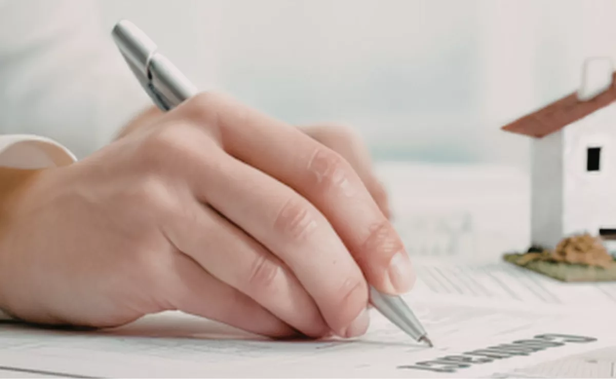 Imagen de una persona firmando hipotecas. / CANVA