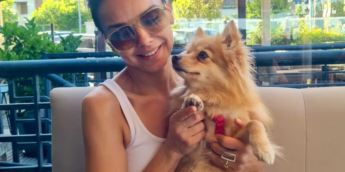 Imagen de la cantante Chenoa con su perra Chloe / INSTAGRAM @CHENOA