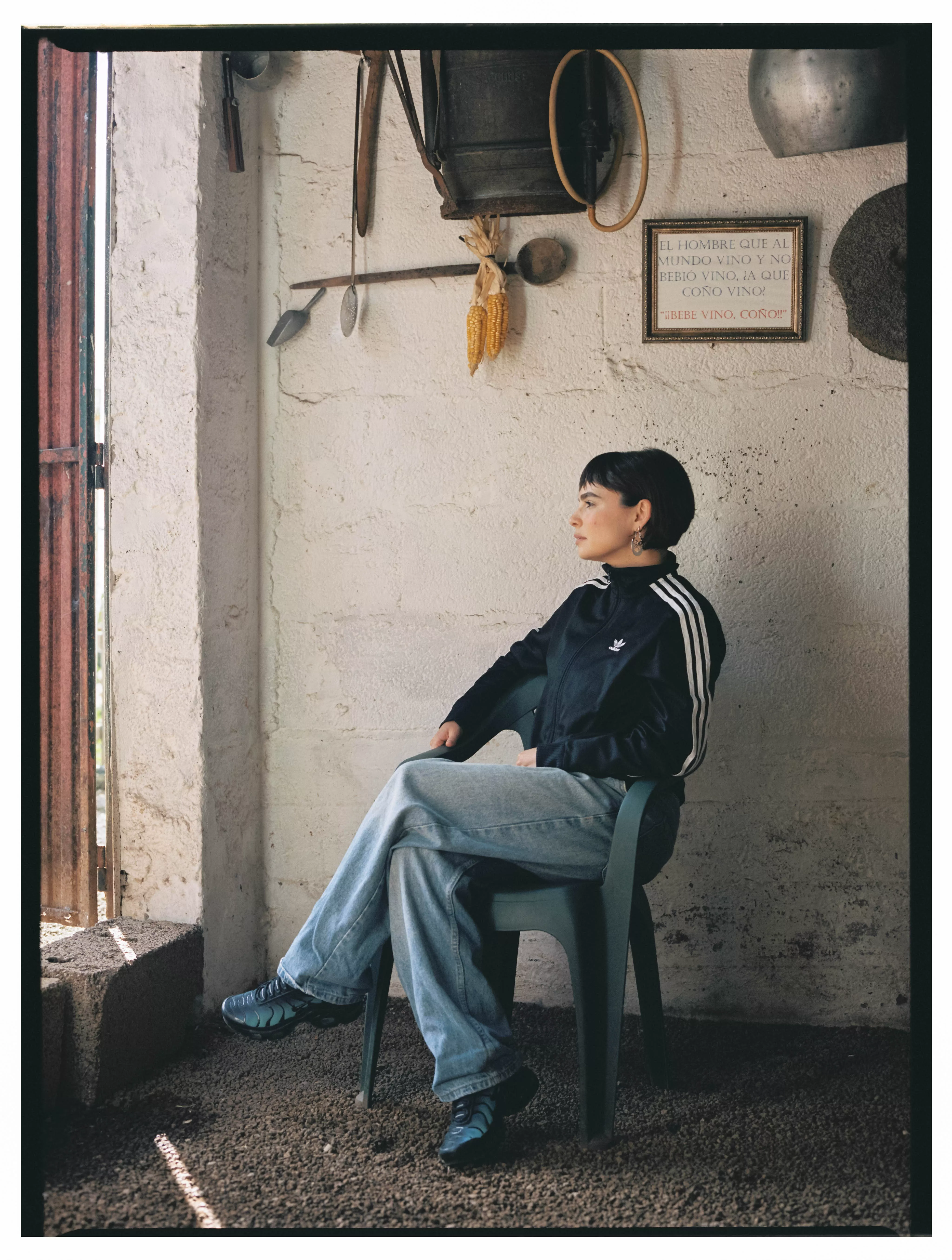 La escritora Andrea Abreu posa en una sesión fotográfica./ Imagen de Lilia Ana Ramos