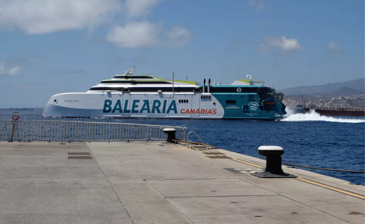 Un buque de Balearia Canarias sale del Puerto de Las Palmas. / M. REYES