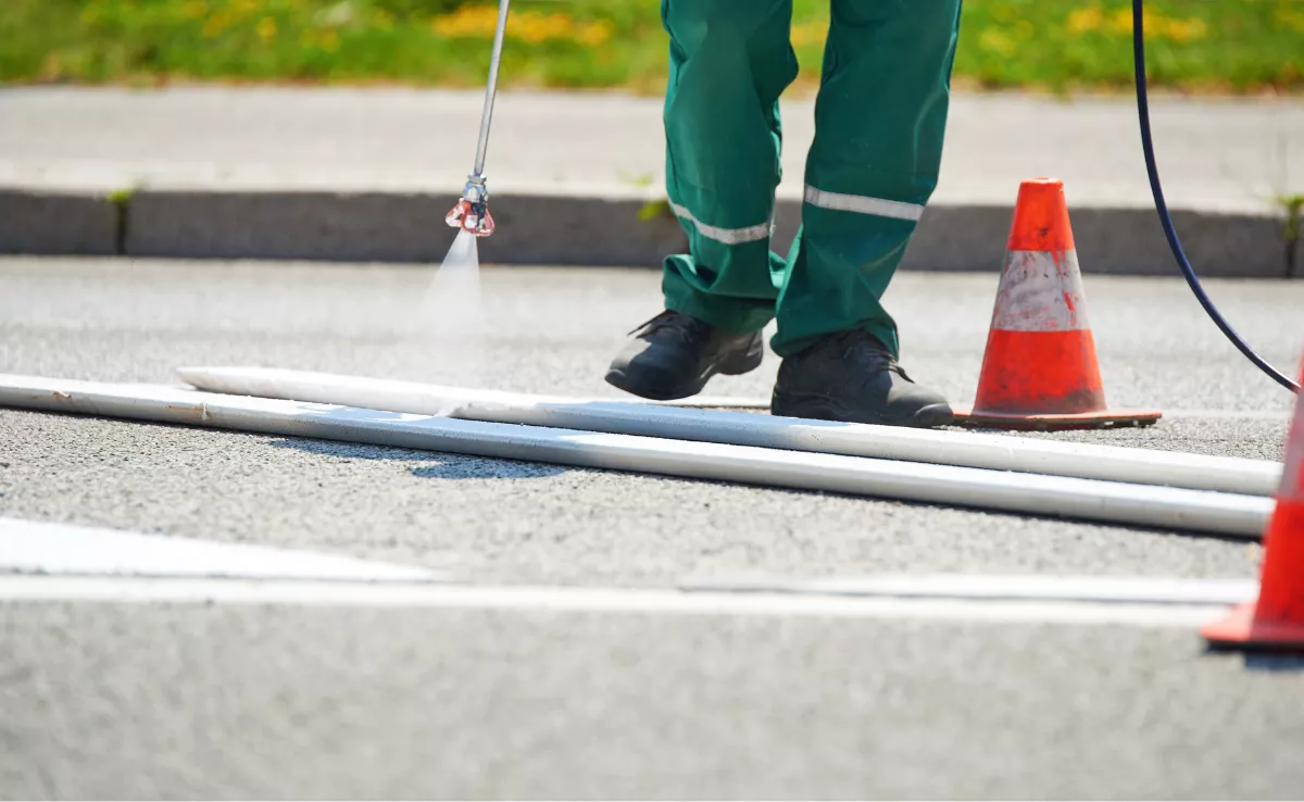 Un operario pintando una carretera. IMAGEN DE LA RED