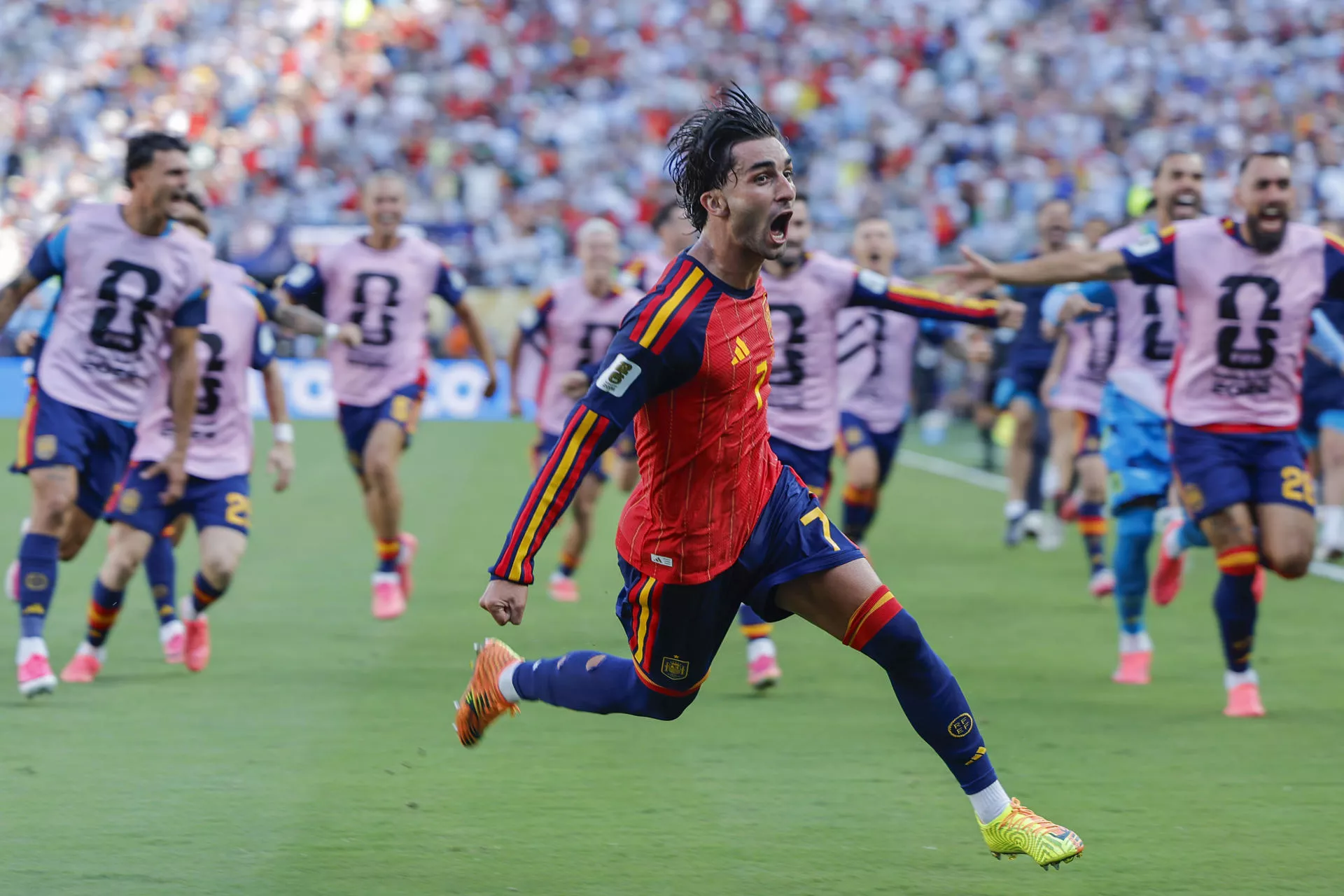 Mi padre, mi hijo y una camiseta para dos Españas . En la imagen, Ferrán Torres celebra el gol de la victoria. / LAVANDEIRA JR-EFE