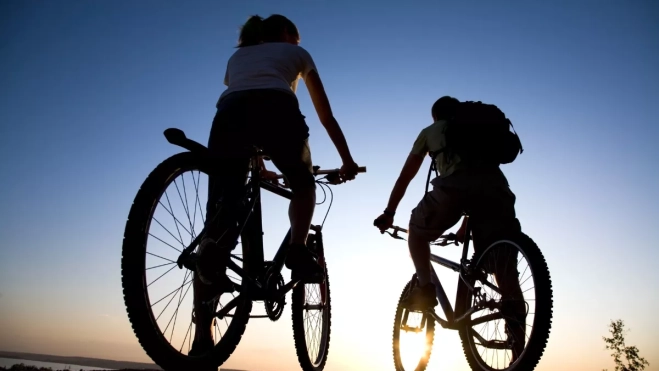Imagen de unas personas montado en bicicleta / CANVA Imagen de unas personas montado en bicicleta / CANVA