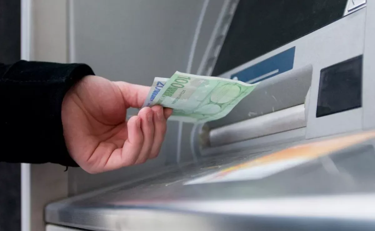 Imagen de una persona ingresando dinero / EFE