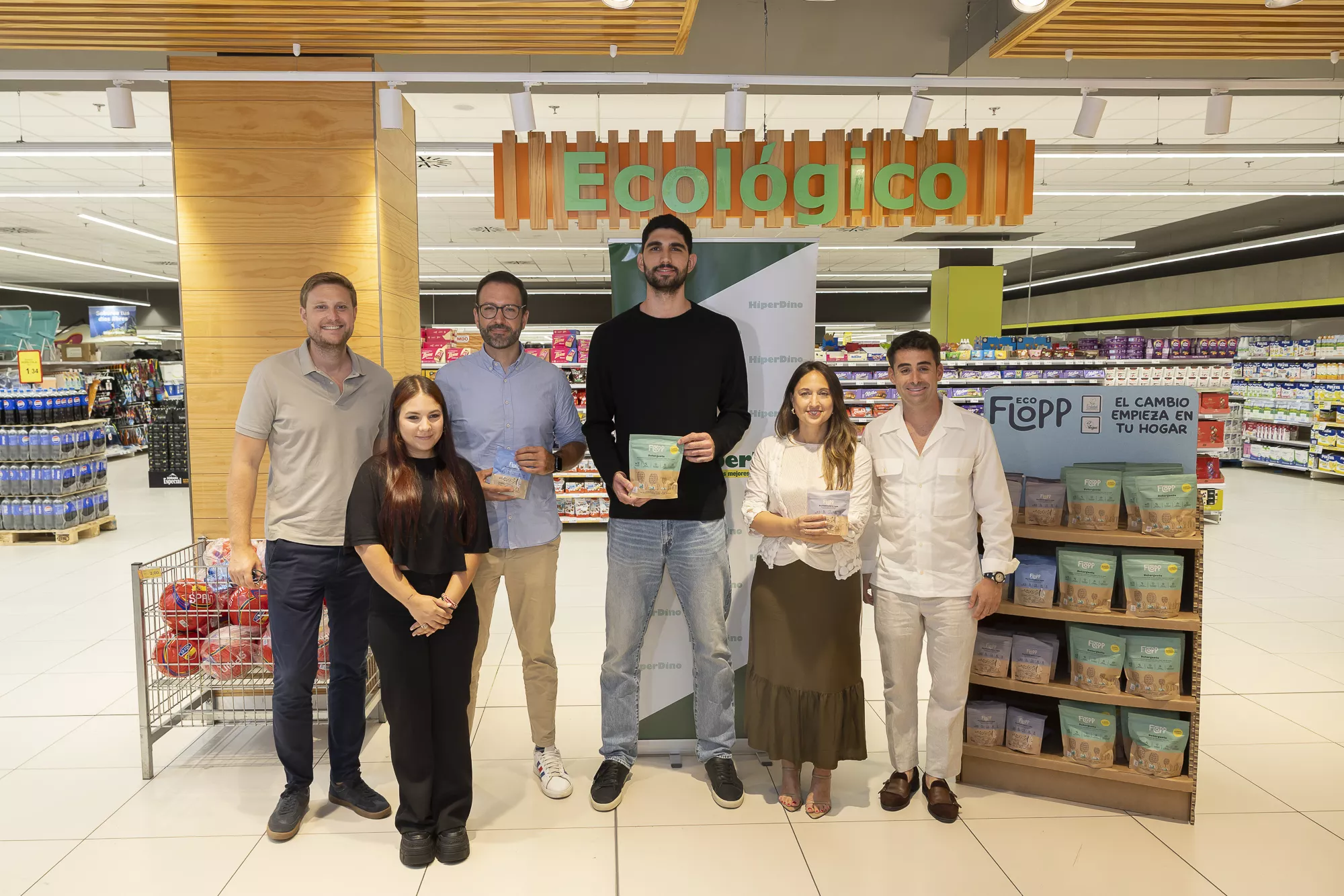 El jugador grancanario de los Dallas Mavericks de la NBA, Santi Aldama, visita HiperDino. / CEDIDA