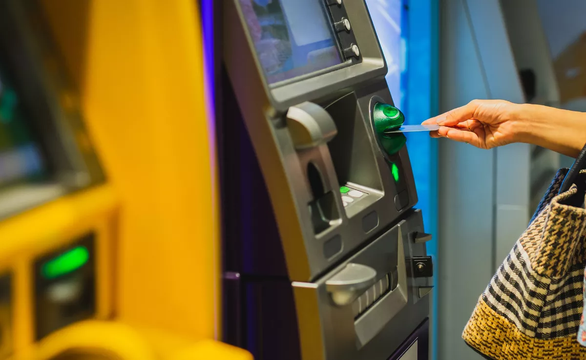 Una persona en una sucursal del banco. / IMAGEN DE LA RED